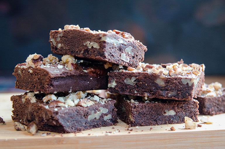 Vegan chocolate and nut brownies